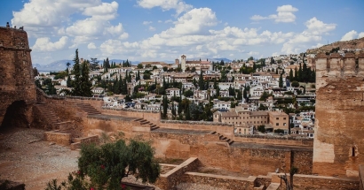 Keberhasilan Diplomasi Kohesif Sang Penguasa Granada Pertama dalam "Meruntuhkan" Islam