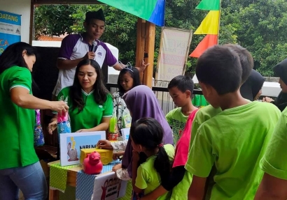 DPLK WanaArtha Life Ajari Praktik Menabung Anak-anak Kampung