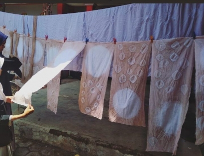Pelatihan Pembuatan "Batik Seduh" pada Masyarakat Desa Tening