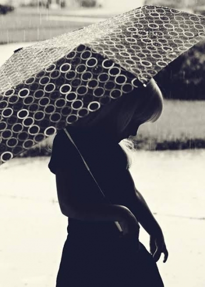 Rinai Hujan, Payung Hitam, dan Gadis yang Minta Belas Kasihan