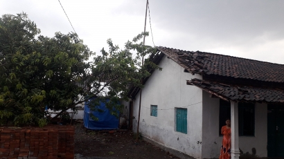 Hujan Disertai Angin Kencang Rusak Beberapa Rumah di Desa Cenang
