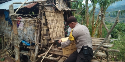 Bhabinkamtibmas Bersama Babinsa Sambangi Kehidupan Warga Miskin di Dusun Makmur