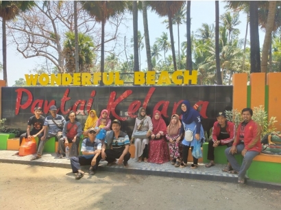 Wisata Pantai Kelapa Tuban Bersama Guru SDN Caruban