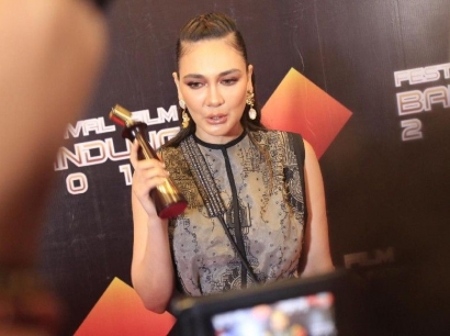 Luna Maya Aktris Terpuji Lewat  "Suzzanna: Bernafas Dalam Kubur" di Festival Film Bandung 2019