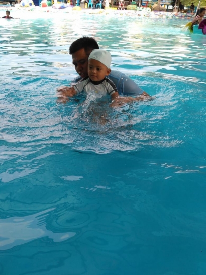 Pengalaman Mengajak Anak Berenang