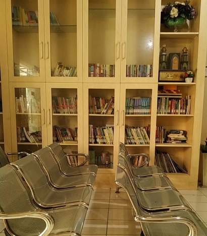 Perpustakaan Kecil di Ruang Tunggu Kecamatan Pondok Melati, Bekasi