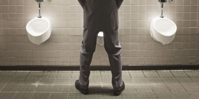 Katanya "Dilarang" Kencing Berdiri, Mengapa Justru Banyak Fasilitas Toilet Berdiri di Tempat Umum?