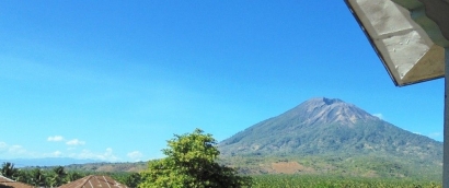Tatapan Panorama Landscape Gunung Boleng dari Desa Adobala, Pulau Adonara NTT