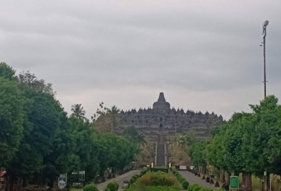 Mengagumi Candi Borobudur dari Dekat dan Patuhi Larangannya