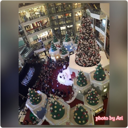 Kemeriahan Aneka Pohon Natal dan Ornamennya Menjadi Daya Tarik Pengunjung Mall di Jakarta