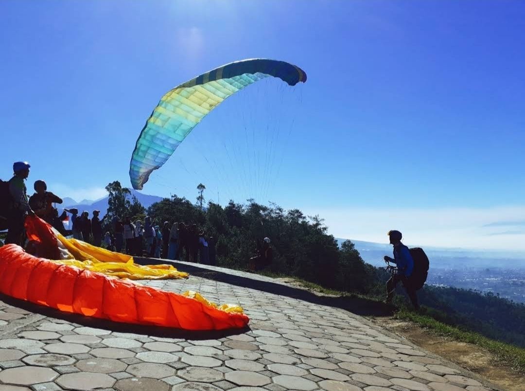 Memanjakan Mata Di Wisata Paralayang Batu Malang