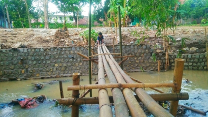 Hampir Terjatuh, Bocah 5 Tahun Merangkak Sebrangi Sungai pada Jembatan Bambu