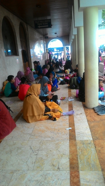 Kotor dan Semrawut, Citra Masjid Raya Bandung Tercoreng?