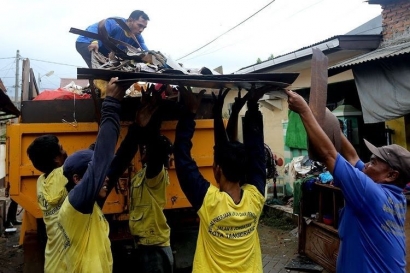 Menyemai Indahnya Nilai Gotong Royong Pancasila Dalam Membantu Korban Banjir