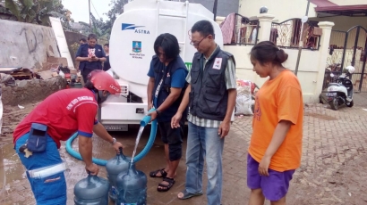 PMI Kota Tangerang Distribusikan Air Bersih