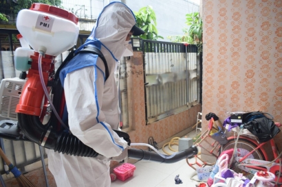 Cegah Penyakit, PMI Kota Tangerang Lakukan Penyemprotan