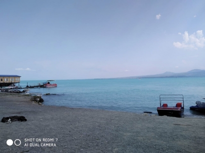 Menu Bahasa Farsi di Resto Tepian Danau Sevan