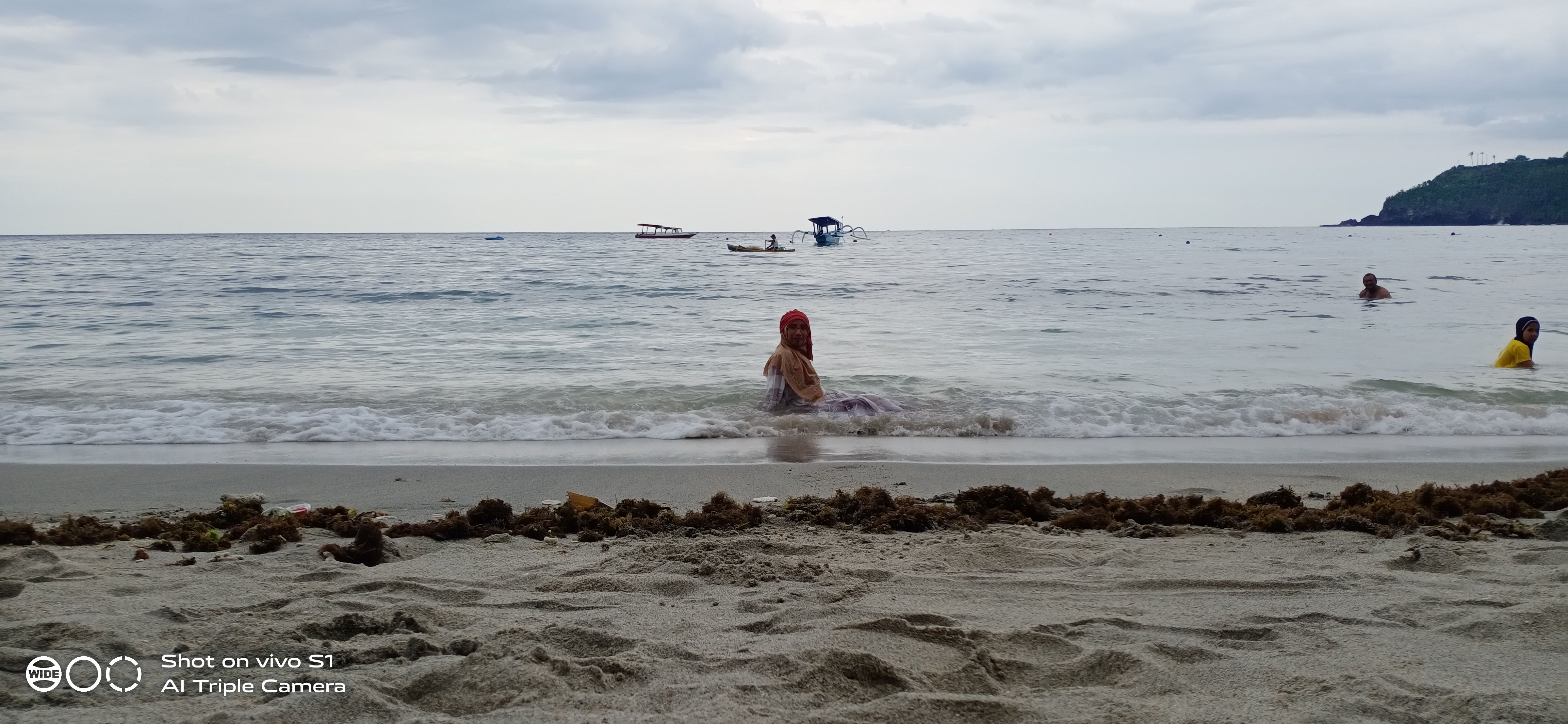 Foto Prewedding Outdoor Hijab Unik Di Landasan Pacu Pantai