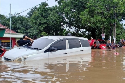 Surabaya Saja Banjir, Risma Mau Urus Jakarta?