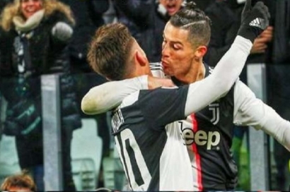 Memaknai Insiden Ciuman Bibir Ronaldo dan Dybala