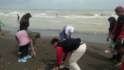 KKN UPGRIS Mengantisipasi Pembuangan Sampah di Pantai Widuri