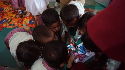 Mahasiswa KKN UPGRIS Memperkenalkan Teknologi  AR (Augmented Reality) kepada Siswa TK dan PAUD di Desa Laban