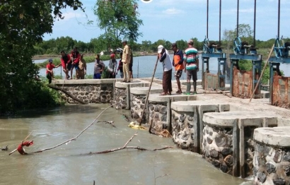 Penetralisasian Aliran Sungai oleh Mahasiswa KKN UPGRIS di Desa Tasikrejo