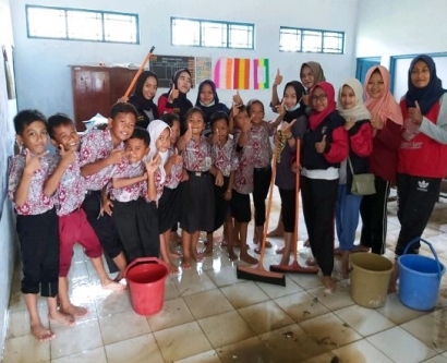Pasca Banjir, Mahasiswa KKN UPGRIS dan SDN 01 Tasikrejo Melaksanakan Kebersihan Bersama