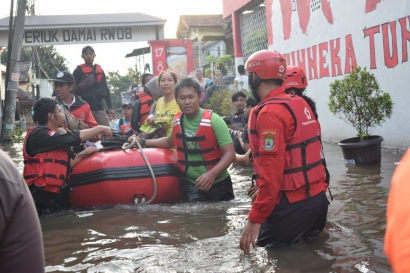 Tanggul di Priuk Damai Jebol, PMI Kota Tangerang Beserta Relawan Bantu Evakuasi Korban Banjir