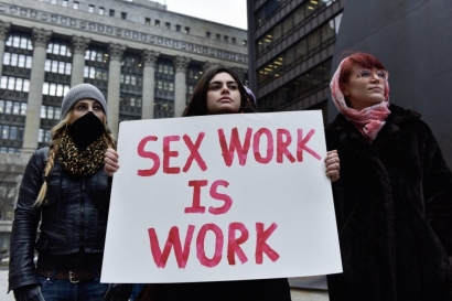 Kondom: Mengapa Pekerja Seks Dianggap Bukan Kerja?