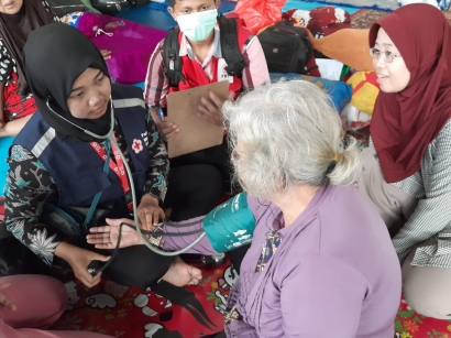 PMI Kota Tangerang Melakukan Pemeriksaan Kesehatan di Pengungsian Paska Banjir