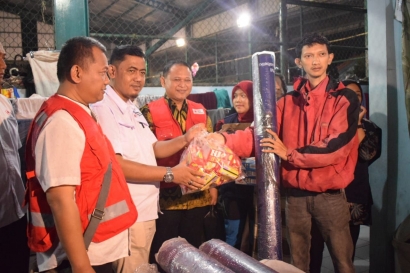 PMI Kota Tangerang Memberikan Bantuan Logistik kepada Pengungsi Banjir Periuk