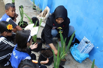 Ajarkan Anak Cintai Lingkungan, KKN 19 UMM Pandanrejo Galakkan Sekolah Alam