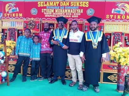 Stikom Muhammadiyah Jayapura Wisuda 2 Mahasiswa Asal Kabupaten Yalimo