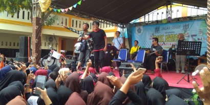 Penampilan Mic Acoustic Official, Meriahkan Diesnatalis Ke-5 SMK Sehati Karawang