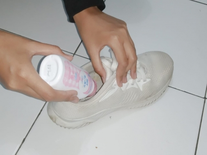 Tips dan Trik Menghilangkan Bau pada Sepatu