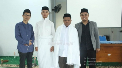 2 Penerima Umroh Gratis Dilepas Dewan Syariah Masjid Modern Kurir Langit