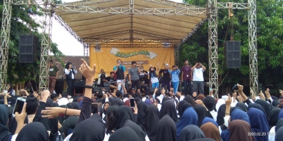 Suasana Ambyar, Mic Acoustic Official Mengguncang Panggung Milad SMAN 1 Klari