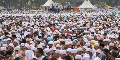 Menyoal Kepatutan Aksi Massa 212 tentang Orasi "Jatuhkan Jokowi"