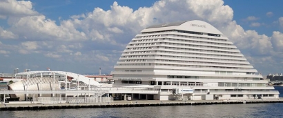 Konsep "Kapal Pesiar Mewah" sebagai Hotel Kobe Meriken Park Oriental