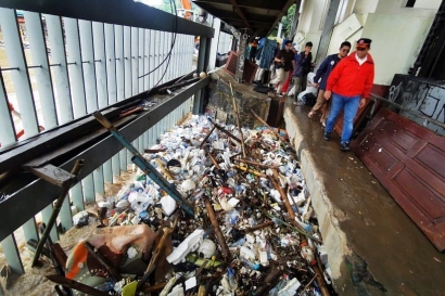 Banjir dan Keteledoran Budaya Konsumtif Plastik