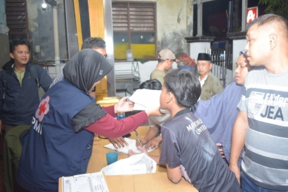 PMI Kota Tangerang Berikan Bantuan Logistik Berupa Selimut di Pengungsian Banjir Ciledug Indah