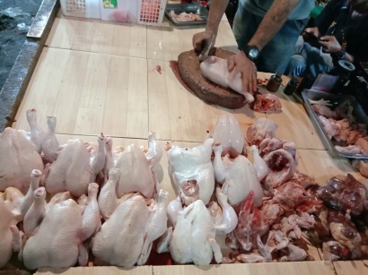 Pertengahan Februari, Harga Daging Ayam dan Beras di Pasar Jumat Tenjolaya Merangkak Naik