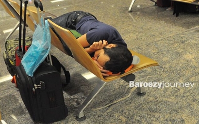 10 Tips Aman Tidur di Bandara Saat Traveling