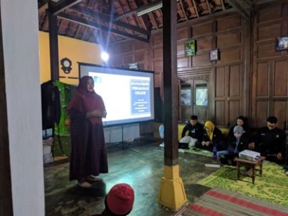 Penyuluhan Metode Pemasaran Online bagi Wirausaha di Desa Dompyongan , Klaten