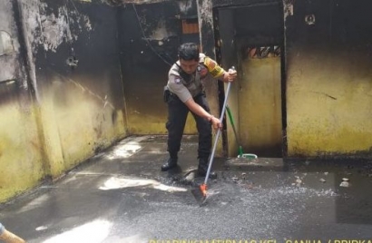 Polisi Kendari Lawan Kobaran Api di Saat Rumah Warga Terbakar