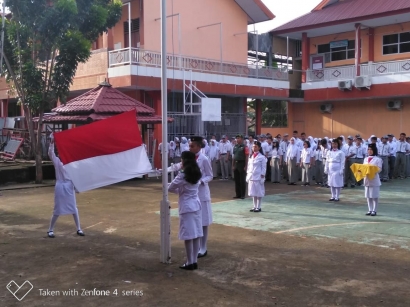 Danramil 1408 - 11/BKY Pimpin Upacara Bendera di SMK Tri Tunggal 45 Tamalanrea Makassar