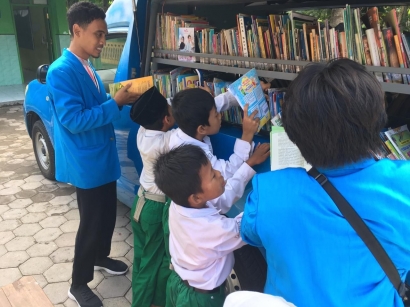 Pusling, Perpustakaan Keliling bersama Anak-anak Desa Dukuh
