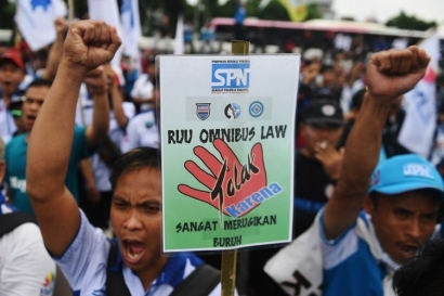 Dengan Omnibus Law RUU Cipta Kerja Presiden Jokowi Semakin Tahu Watak Mereka