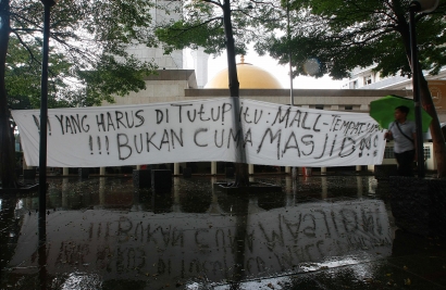 Spanduk di Masjid Raya Bandung Diturunkan, Polisi Redam Benih Konflik